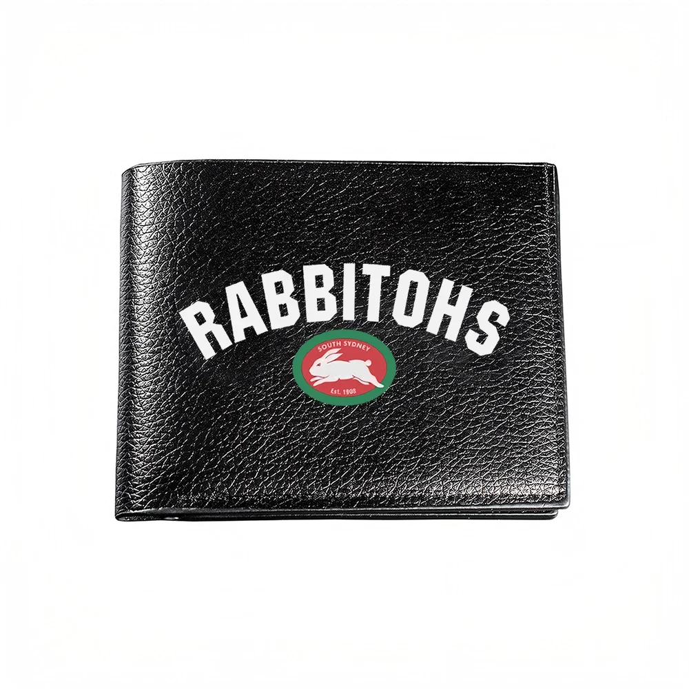 Men'S Fashion Sydney - ラビットホーズ・サウスシドニー・ラグビークラブのロゴをあしらった、メンズ用財布兼カードホルダー。カジュアルでビジネスシーンにも合う、おしゃれなプリントデザイン。